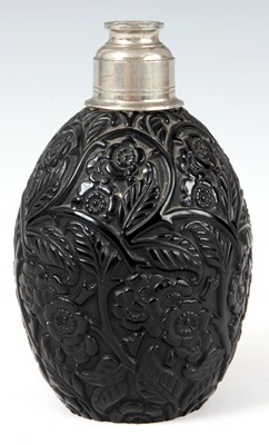Lot 21 - AN UNUSUAL ART DECO BLACK GLASS PERFUME...