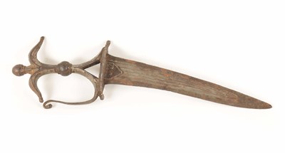 Lot 474 - A 17TH CENTURY INDIAN MUGHAL STEEL DAGGER
