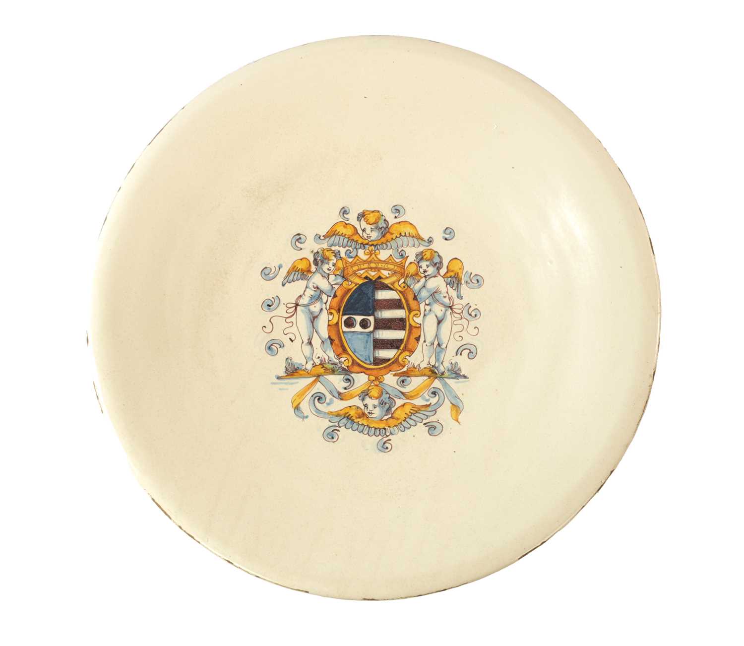Lot 23 - AN 18TH CENTURY ITALIAN MAJOLICA CHARGER WITH COAT OF ARMS