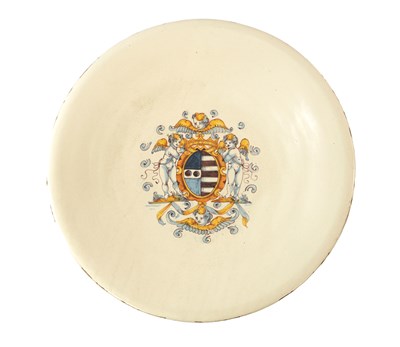 Lot 23 - AN 18TH CENTURY ITALIAN MAJOLICA CHARGER WITH COAT OF ARMS