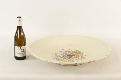 Lot 23 - AN 18TH CENTURY ITALIAN MAJOLICA CHARGER WITH COAT OF ARMS