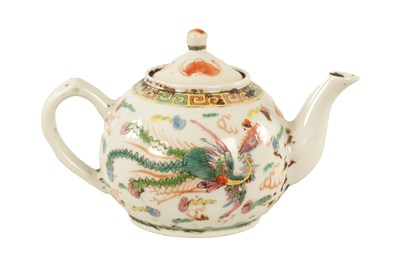 Lot 282 - AN 18TH CENTURY CHINESE PORCELAIN TEAPOT