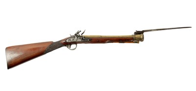 Lot 489 - AN EARLY 19TH CENTURY FLINTLOCK COACHING BLUNDERBUSS WITH OVER FLICK BAYONET BY HARDING