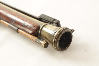 Lot 489 - AN EARLY 19TH CENTURY FLINTLOCK COACHING BLUNDERBUSS WITH OVER FLICK BAYONET BY HARDING
