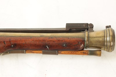 Lot 489 - AN EARLY 19TH CENTURY FLINTLOCK COACHING BLUNDERBUSS WITH OVER FLICK BAYONET BY HARDING