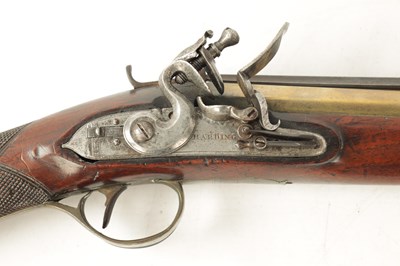 Lot 489 - AN EARLY 19TH CENTURY FLINTLOCK COACHING BLUNDERBUSS WITH OVER FLICK BAYONET BY HARDING