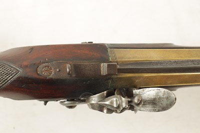 Lot 489 - AN EARLY 19TH CENTURY FLINTLOCK COACHING BLUNDERBUSS WITH OVER FLICK BAYONET BY HARDING