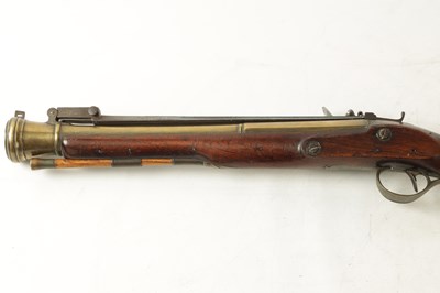 Lot 489 - AN EARLY 19TH CENTURY FLINTLOCK COACHING BLUNDERBUSS WITH OVER FLICK BAYONET BY HARDING