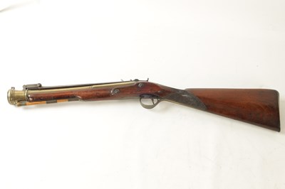 Lot 489 - AN EARLY 19TH CENTURY FLINTLOCK COACHING BLUNDERBUSS WITH OVER FLICK BAYONET BY HARDING