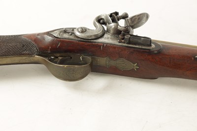 Lot 489 - AN EARLY 19TH CENTURY FLINTLOCK COACHING BLUNDERBUSS WITH OVER FLICK BAYONET BY HARDING