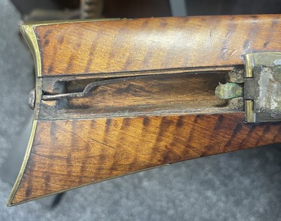 Lot 479 - AN EARLY 19TH CENTURY AMERICAN KENTUCKY FLINTLOCK RIFLE BY ARMSTRONG OF PHILADELPHIA