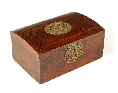 Lot 1160 - AN EARLY 18TH CENTURY WALNUT DOME TOPPED LIDDED BOX