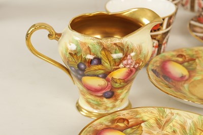 Lot 21 - A COLLECTION OF AYNSLEY AND ROYAL CROWN DERBY AND WEDGWOOD PORCELAIN