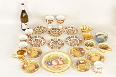 Lot 21 - A COLLECTION OF AYNSLEY AND ROYAL CROWN DERBY AND WEDGWOOD PORCELAIN