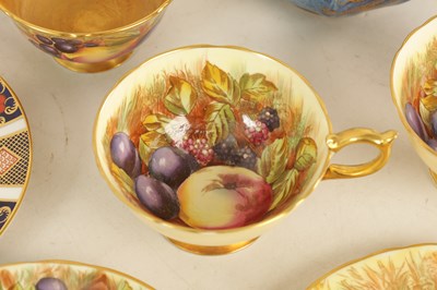 Lot 21 - A COLLECTION OF AYNSLEY AND ROYAL CROWN DERBY AND WEDGWOOD PORCELAIN