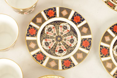 Lot 21 - A COLLECTION OF AYNSLEY AND ROYAL CROWN DERBY AND WEDGWOOD PORCELAIN