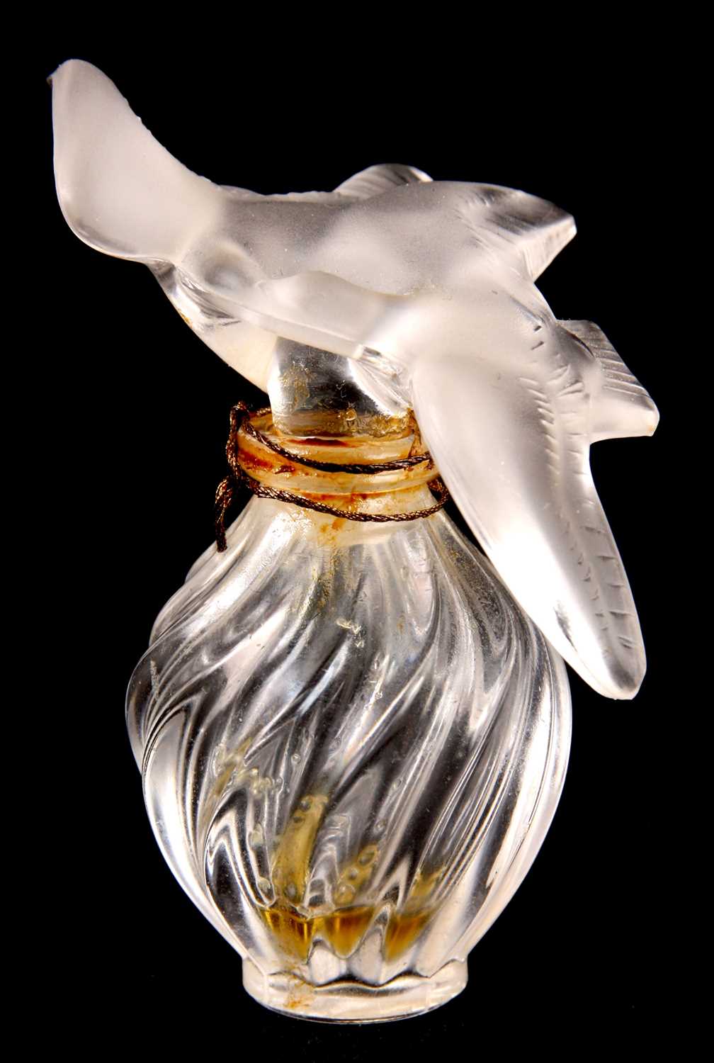 Lot 28 - A LALIQUE GLASS CASED PERFUME BOTTLE 'L’Air du...