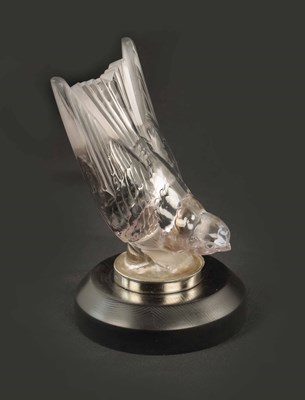 Lot 5 - A RENE LALIQUE 'HIRONDELLES' TINTED CLEAR GLASS CAR MASCOT