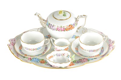 Lot 46 - A 20TH CENTURY HEREND PORCELAIN TATE SUR TATE SET
