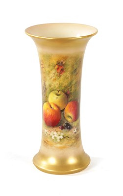 Lot 35 - AN EARLY 20TH CENTURY ROYAL WORCESTER SPILL VASE DECORATED WITH FRUIT