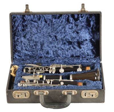 Lot 534 - A CASED BOOSEY & HAWKES CLARINET "77"