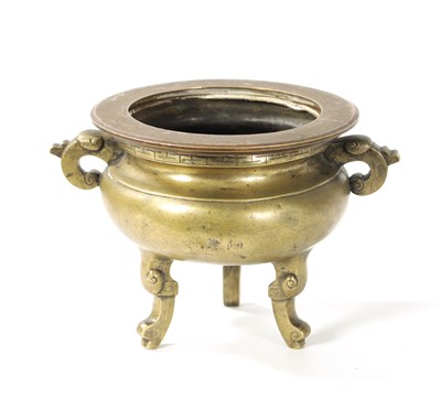 Lot 164 - AN 18TH/19TH CENTURY CHINESE CAST BRONZE CENSOR
