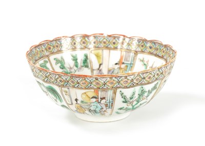 Lot 162 - A 19TH CENTURY FAMILLE VERTE CHINESE SCALLOPED EDGE BOWL