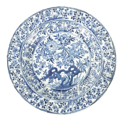 Lot 94 - A CHINESE KANGXI PERIOD BLUE AND WHITE PORCELAIN CHARGER