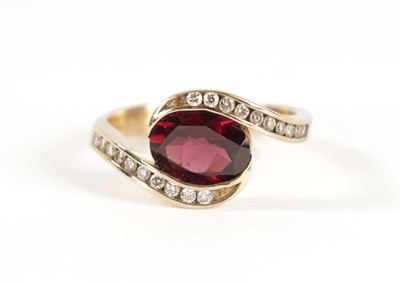 Lot 196 - A .375 HALLMARKED YELLOW GOLD AND GARNET SET DRESS RING
