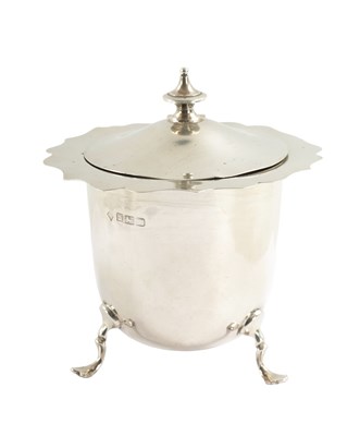 Lot 286 - AN EDWARD VII SILVER TEA CADDY