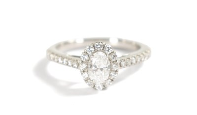 Lot 185 - A LADIES PLATINUM DIAMOND SOLITAIRE RING