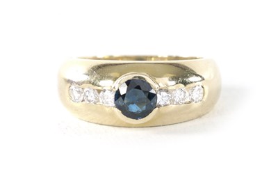 Lot 210 - A LADIES 18CT YELLOW GOLD DIAMOND AND SAPPHIRE DOME RING