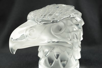 Lot 16 - A RENE LALIQUE STYLE 'TETE D'AIGLE' CLEAR AND FROSTED GLASS CAR MASCOT