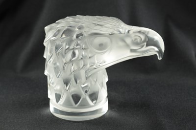 Lot 16 - A RENE LALIQUE STYLE 'TETE D'AIGLE' CLEAR AND FROSTED GLASS CAR MASCOT