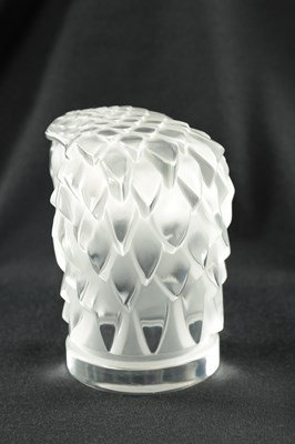Lot 16 - A RENE LALIQUE STYLE 'TETE D'AIGLE' CLEAR AND FROSTED GLASS CAR MASCOT