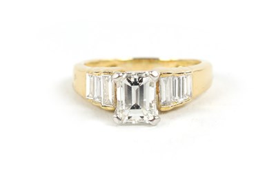 Lot 28 - A STYLISH 18CT GOLD SEVEN STONE DIAMOND RING