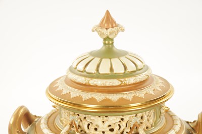 Lot 481 - JOHN STINTON A FINE ROYAL WORCESTER POT POURRI JAR AND COVER OF LARGE SIZE