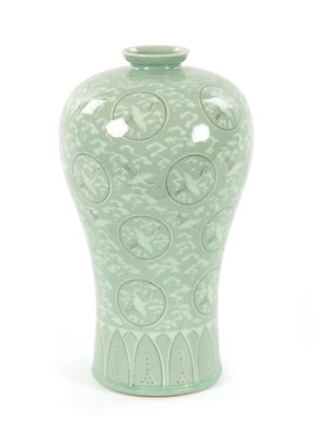 Lot 607 - A SIGNED KOREAN CELADON CRACKLE GLAZED VASE