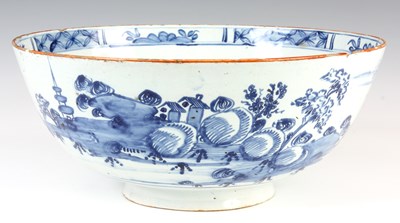 Lot 50 - A LARGE EARLY 18th CENTURY DELPH BLUE AND...