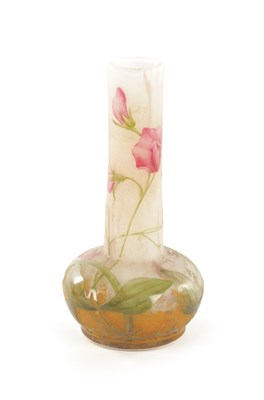 Lot 456 - AN ART NOUVEAU ETCHED DAUM GLASS CAMEO AND ENAMEL SOLIFLEUR VASE DECORATED WITH SWEET PEA FLOWERS AND LEAFAGE