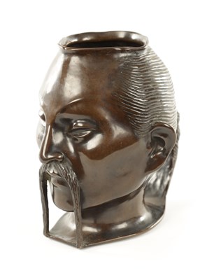 Lot 1020 - K. K. KUNST-ERGIESSEREI, WIEN. A STYLISH EARLY 20TH CENTURY AUSTRIAN  PATINATED BRONZE VASE