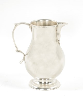 Lot 721 - AN EARLY GEORGIAN SILVER CREAM JUG
