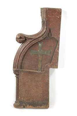 Lot 181 - A RARE 17TH CENTURY GOTHIC PEW END WITH CARVED PRAYING FIGURE