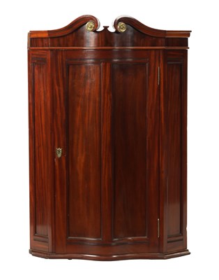 Lot 153 - A 19TH CENTURY MAHOGANY SERPENTINE FRONTED HANGING CORNER CUPBOARD IN THE MANNER OF DUNCAN PHYFE