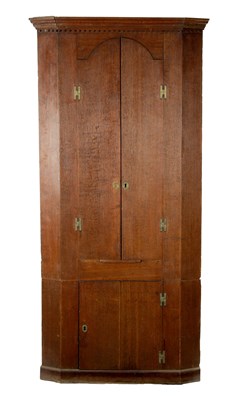 Lot 282 - AN EARLY 18TH CENTURY OAK STANDING CORNER CUPBOARD