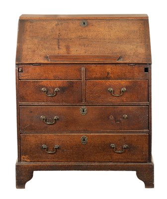 Lot 124 - AN EARLY 18TH CENTURY FIGURED OAK COUNTRY MADE BUREAU