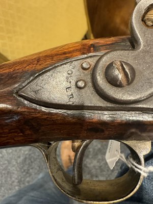 Lot 806 - A BRITISH HEAVY CAVALRY FLINTLOCK CARBINE BY TOWER