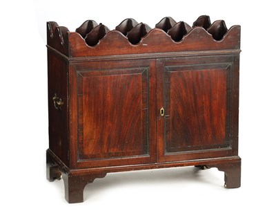 Lot 1401 - AN EARLY GEORGE III FIGURED MAHOGANY BUTLER’S CELLARETTE