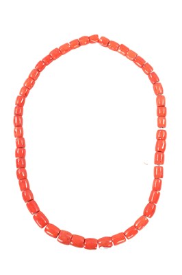 Lot 626 - A VINTAGE LARGE CORAL BEAD NECKLACE