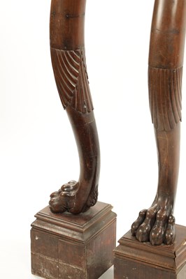 Lot 1445 - A PAIR OF STYLISH REGENCY MAHOGANY COLUMNS IN THE STYLE OF THOMAS HOPE